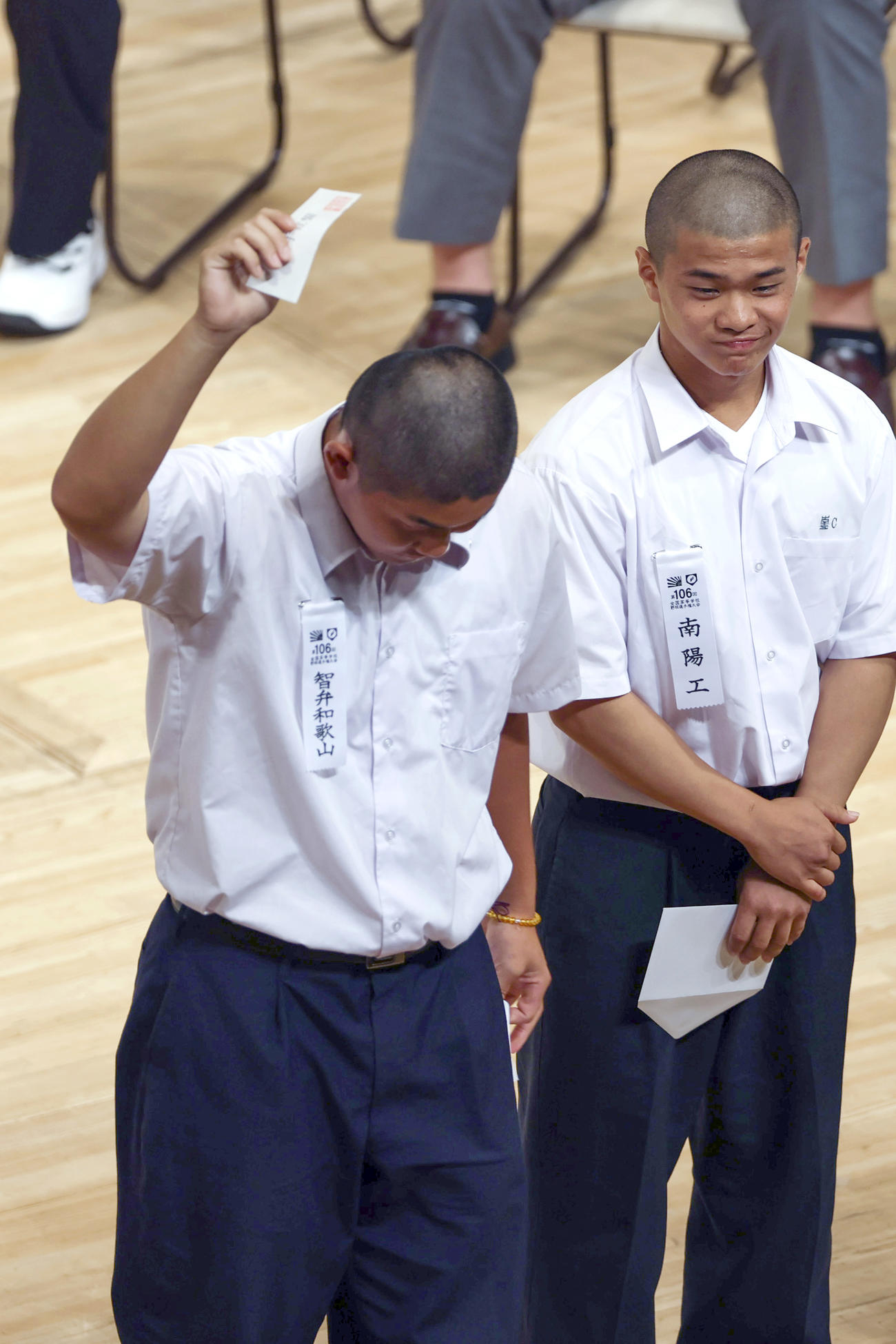 選手宣誓を引き当て右手を挙げる智弁和歌山・辻主将（撮影・上山淳一）