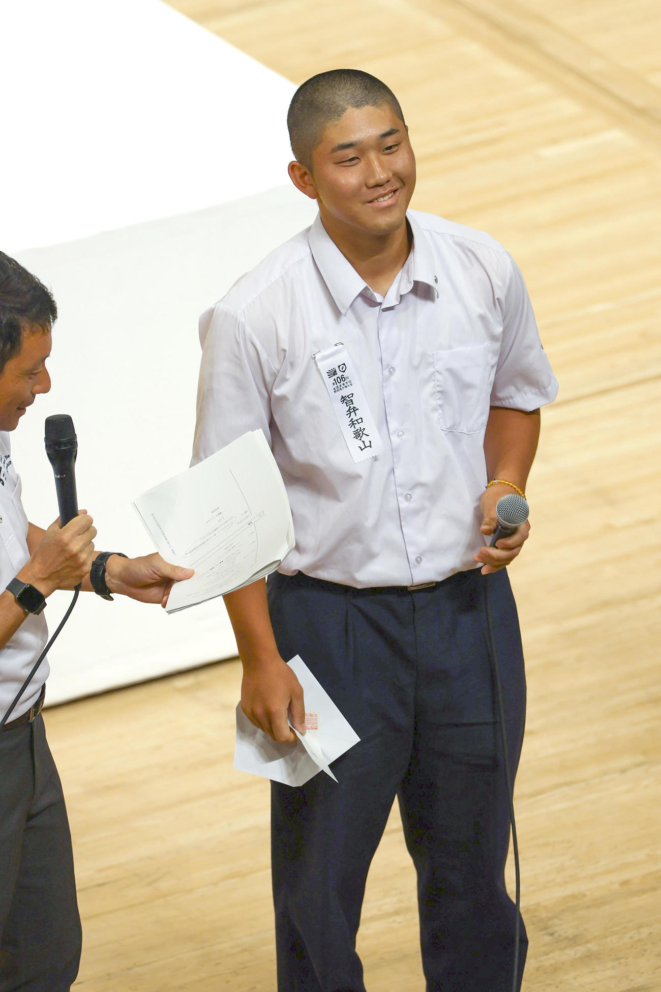 選手宣誓を引き当て笑顔を見せる智弁和歌山・辻主将（撮影・上山淳一）