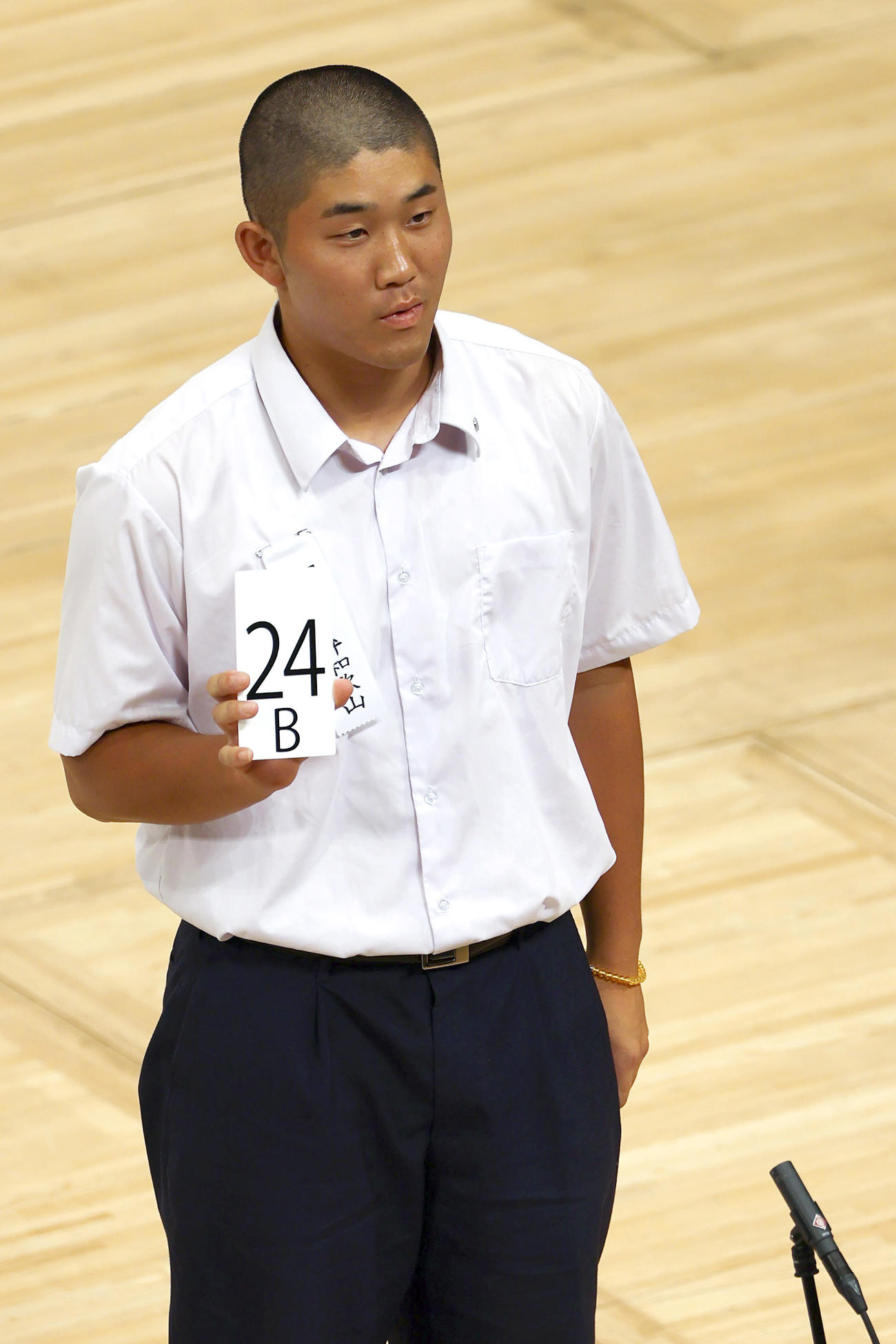 組み合わせ抽選で番号を発表する智弁和歌山・辻主将（撮影・上山淳一）