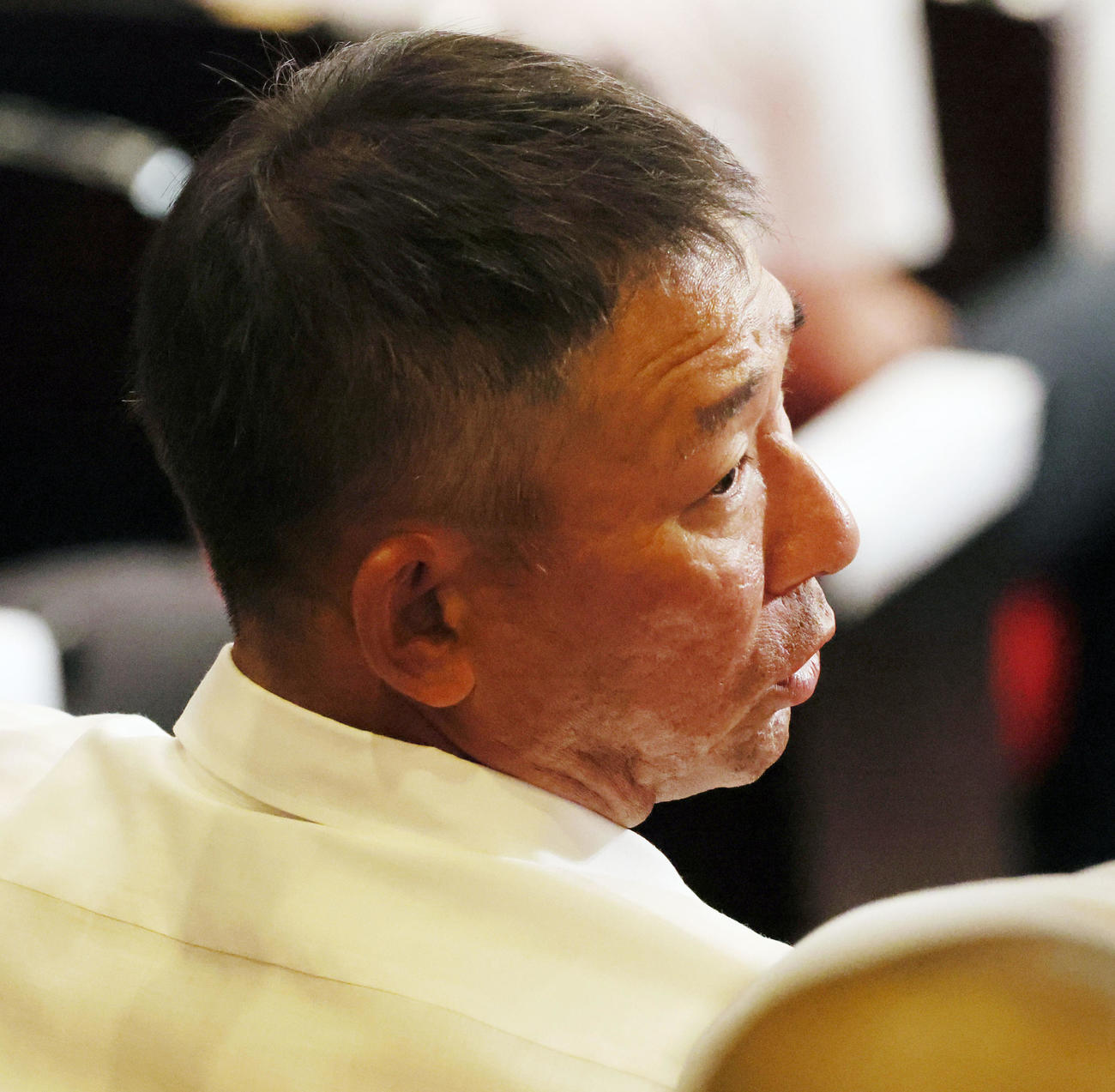 関係者と話す智弁和歌山の中谷監督（撮影・加藤哉）