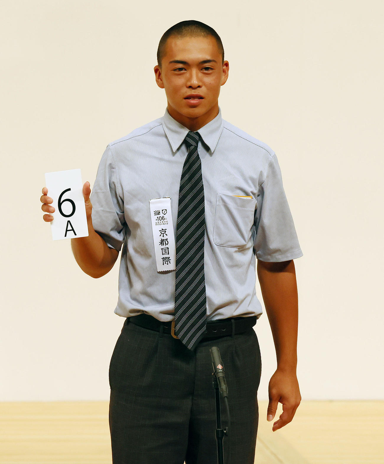 組み合わせ抽選を行う京都国際の藤本主将（撮影・加藤哉）