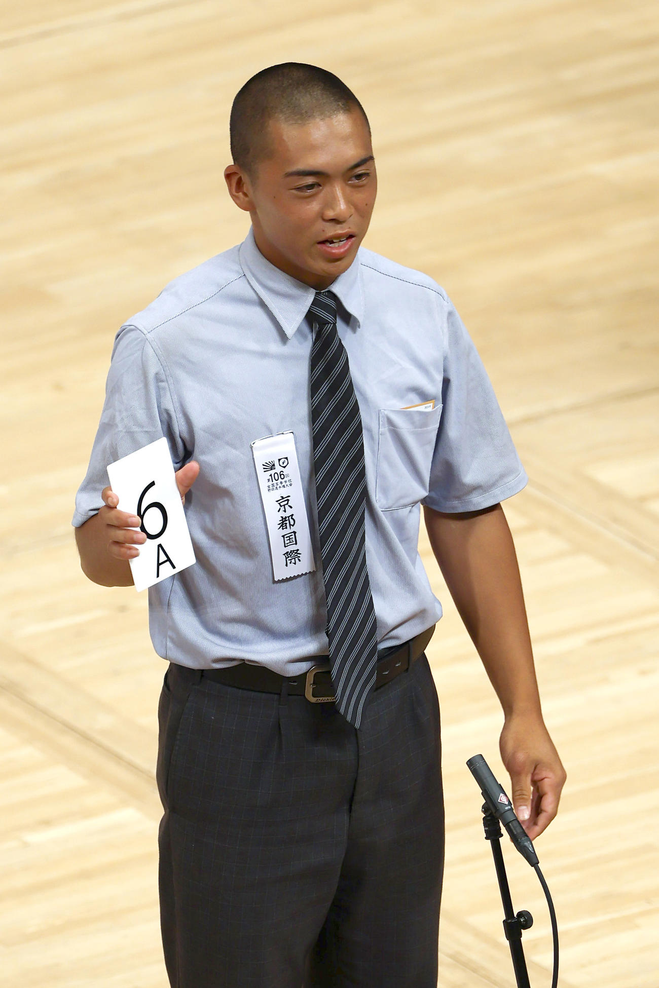 組み合わせ抽選で番号を発表する京都国際・藤本主将（撮影・上山淳一）