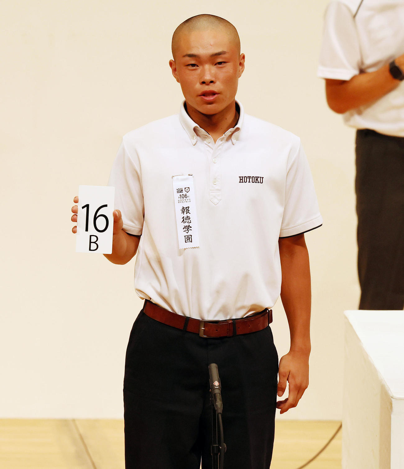 組み合わせ抽選を行う報徳学園の福留主将（撮影・加藤哉）