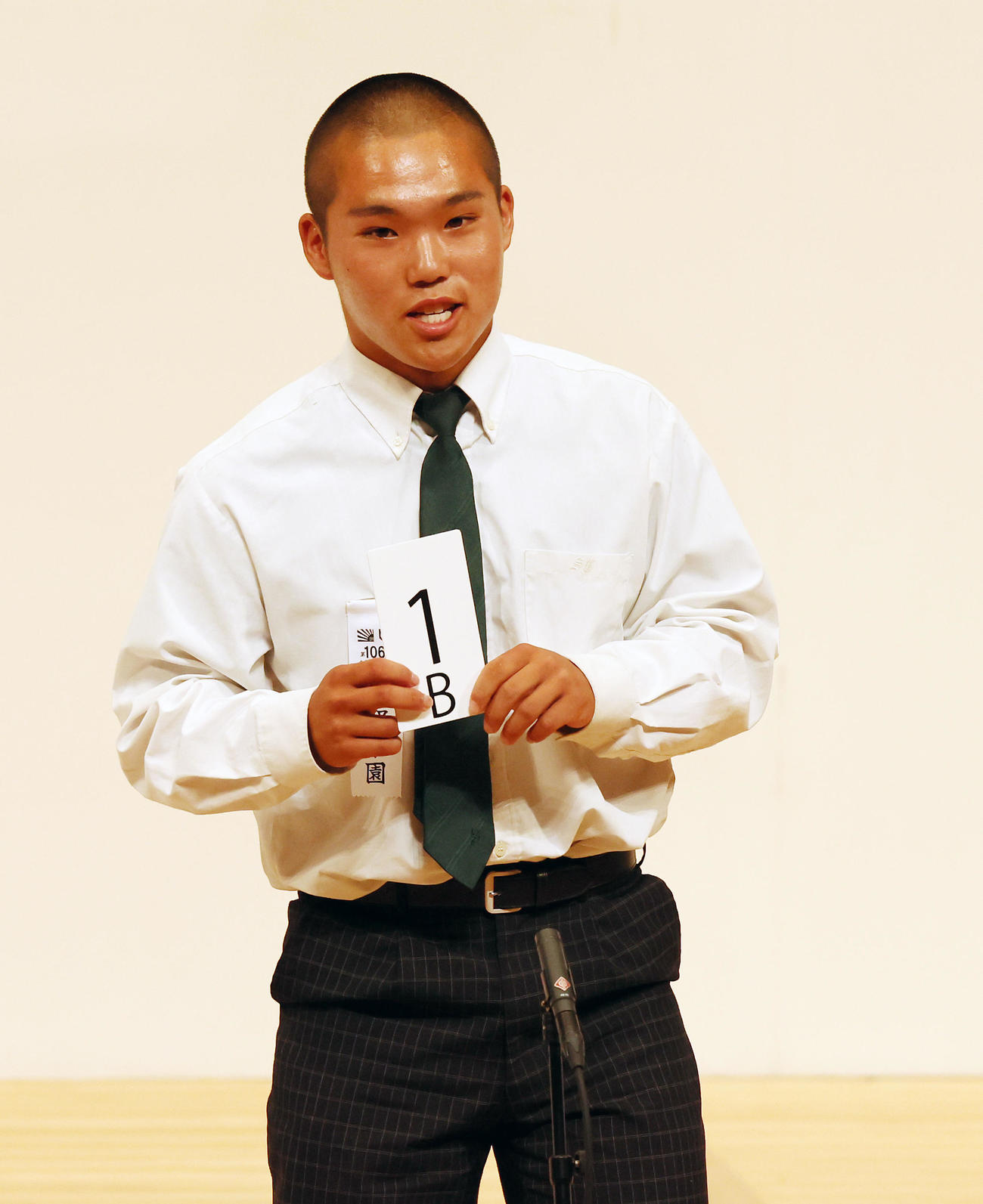 組み合わせ抽選を行う滋賀学園の門田主将（撮影・加藤哉）