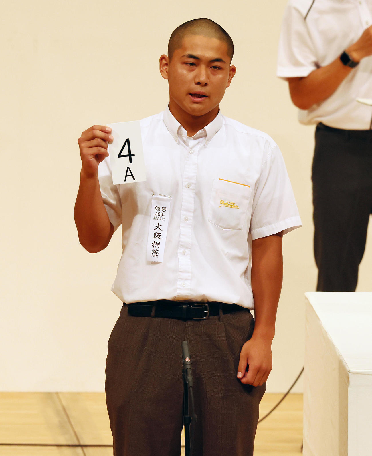 組み合わせ抽選を行う大阪桐蔭の徳丸副主将（撮影・加藤哉）