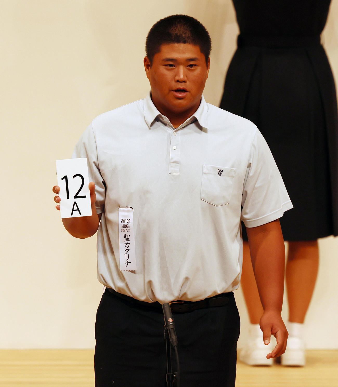 組み合わせ抽選を行う聖カタリナの河野主将（撮影・加藤哉）