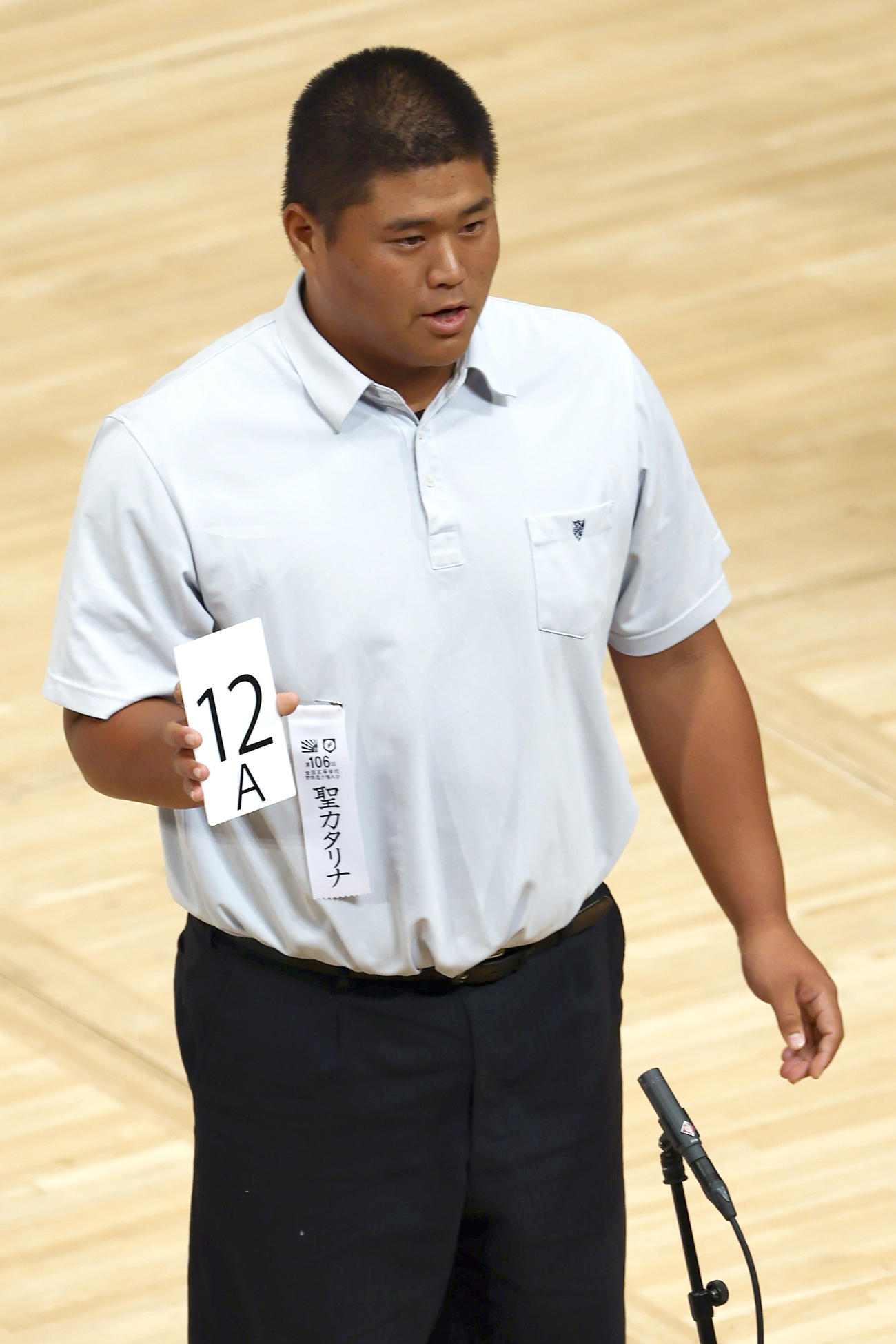 組み合わせ抽選で番号を発表する聖カタリナ・河野主将（撮影・上山淳一）