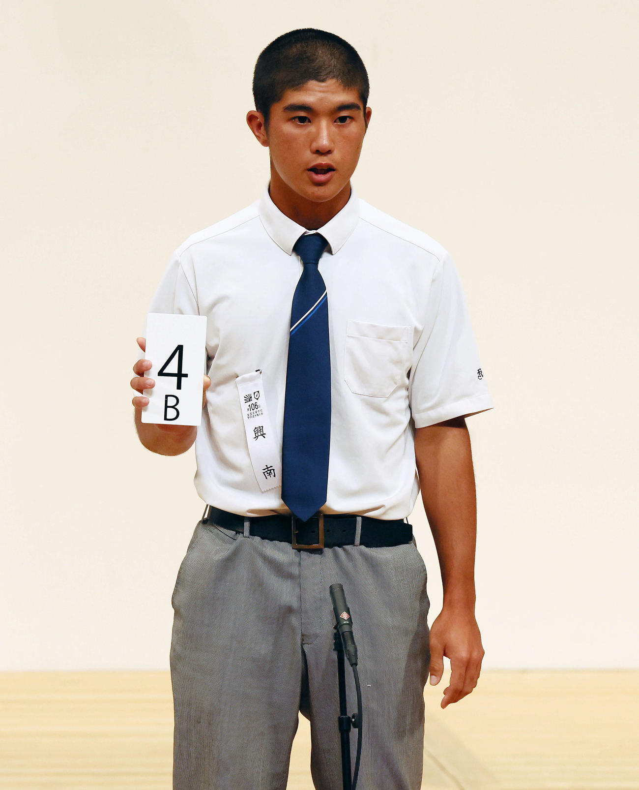 組み合わせ抽選を行う興南・石川主将（撮影・加藤哉）