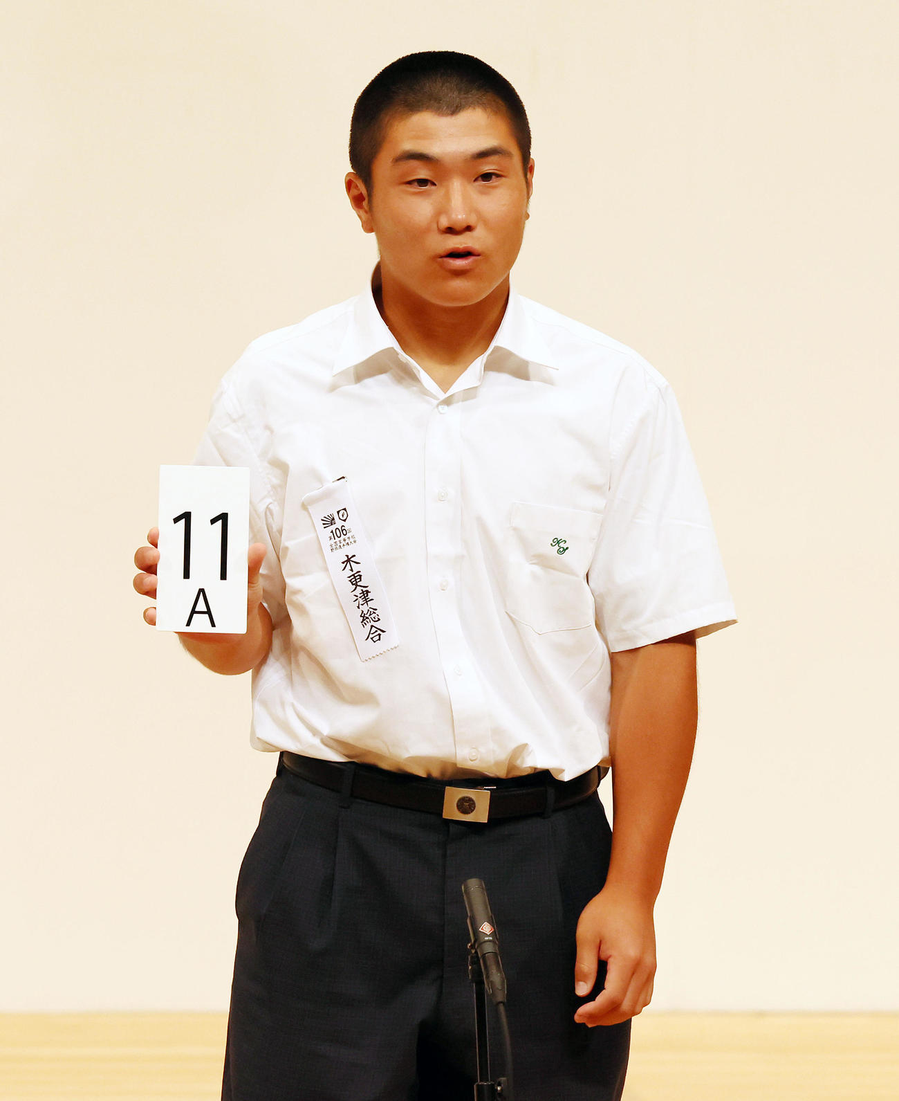 組み合わせ抽選を行う木更津総合の川上主将（撮影・加藤哉）
