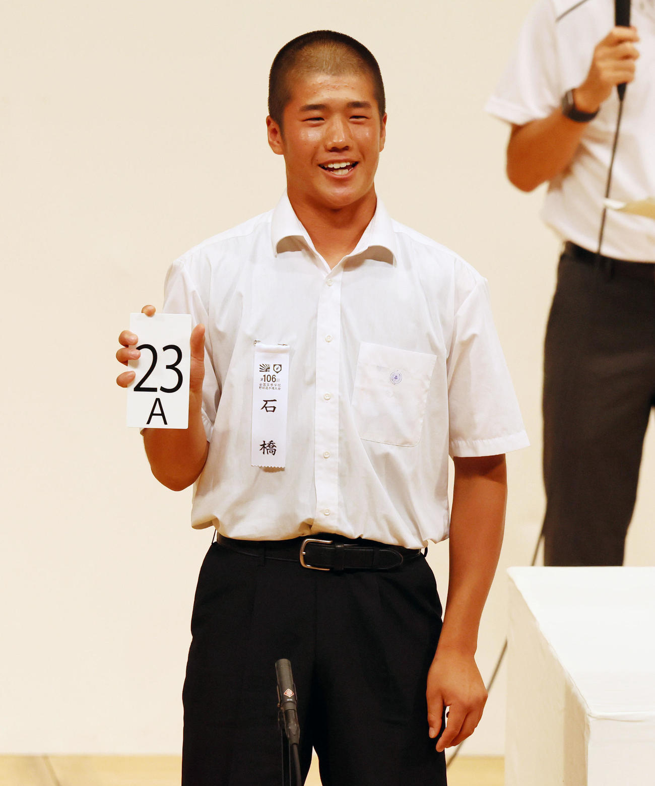 組み合わせ抽選を行う石橋の田口主将（撮影・加藤哉）