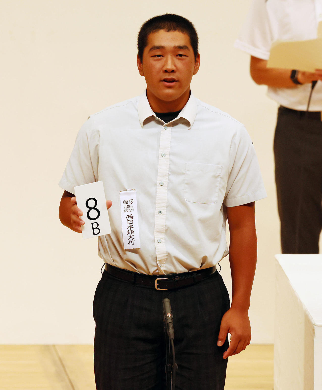 組み合わせ抽選を行う西日本短大付・高峰主将（撮影・加藤哉）