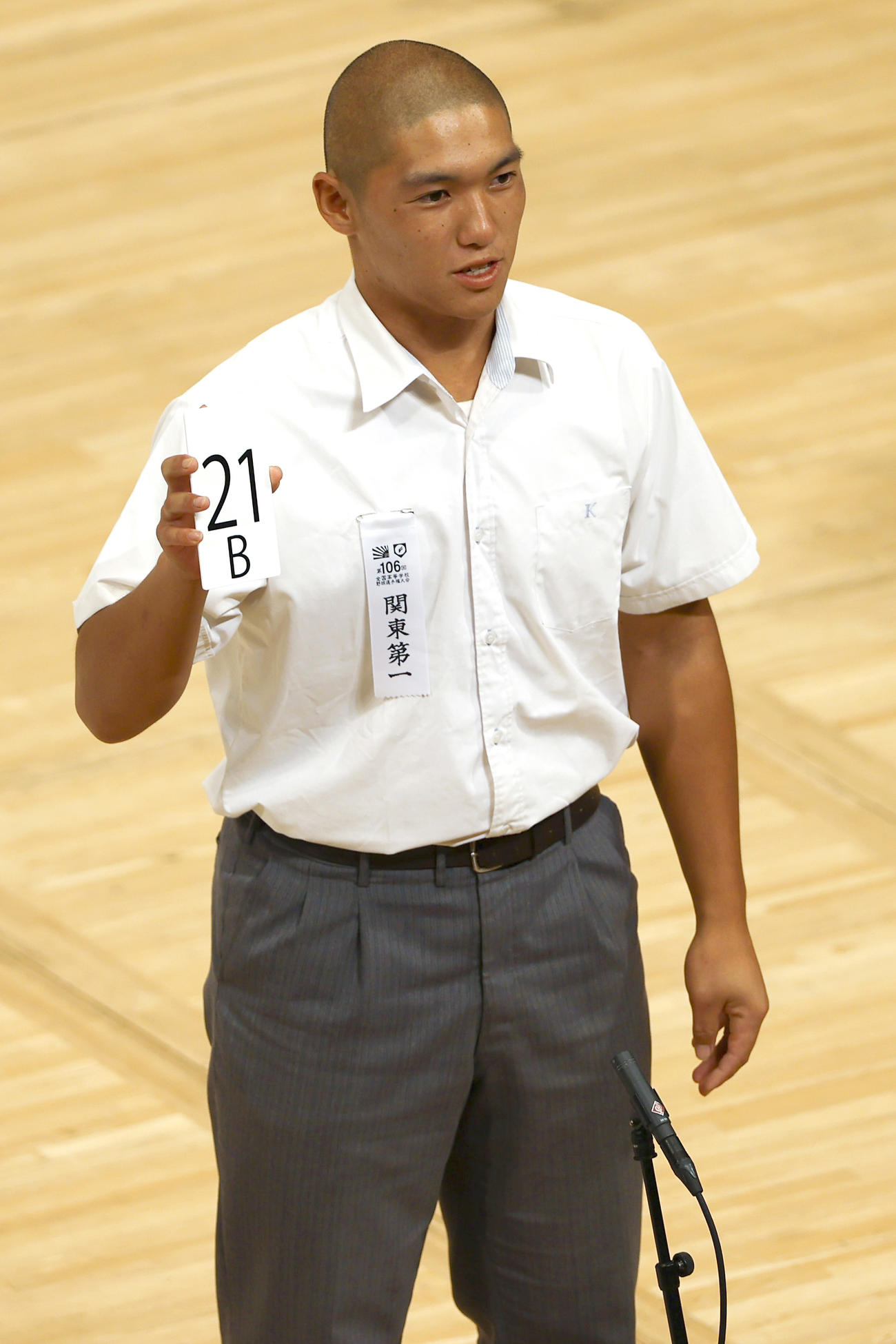 組み合わせ抽選で番号を発表する関東第一・高橋主将（撮影・上山淳一）