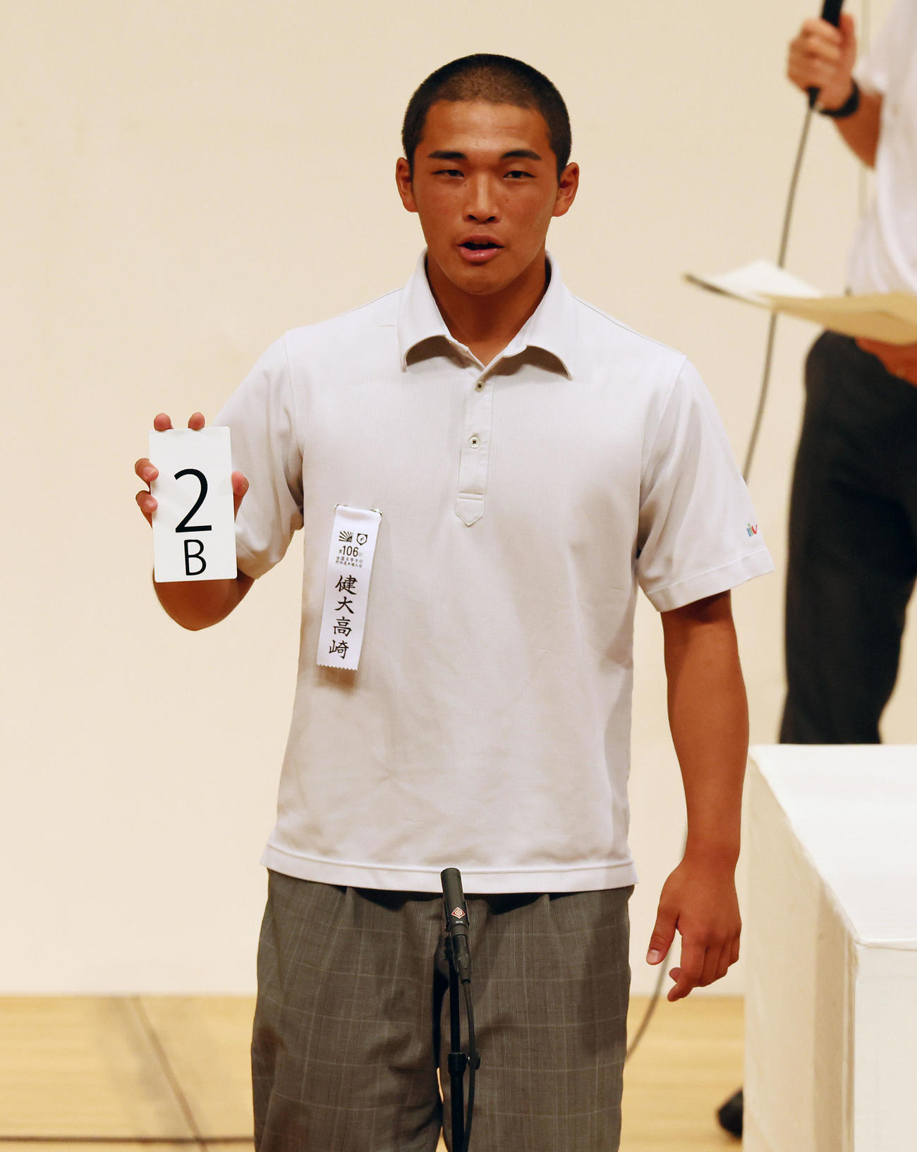 組み合わせ抽選を行う健大高崎の箱山主将（撮影・加藤哉）