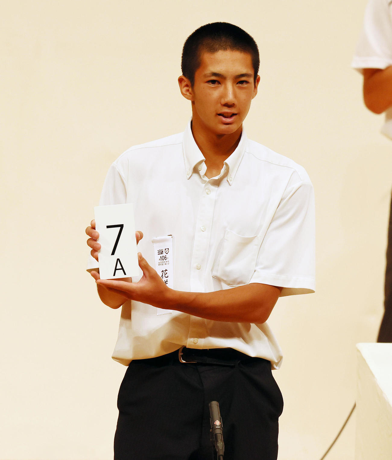 組み合わせ抽選を行う花咲徳栄の生田目主将（撮影・加藤哉）