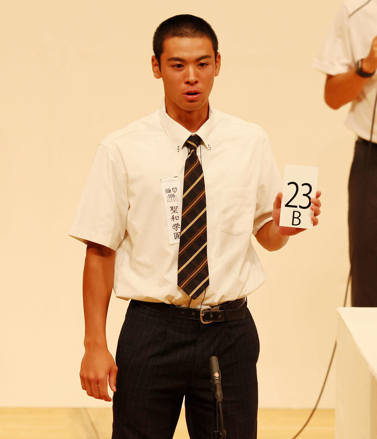 組み合わせ抽選を行う聖和学園の三浦主将（撮影・加藤哉）