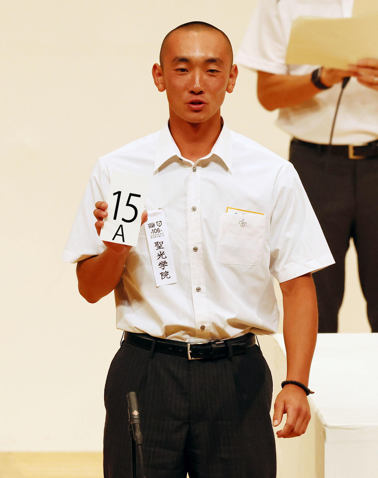 組み合わせ抽選を行う聖光学院の佐藤主将（撮影・加藤哉）