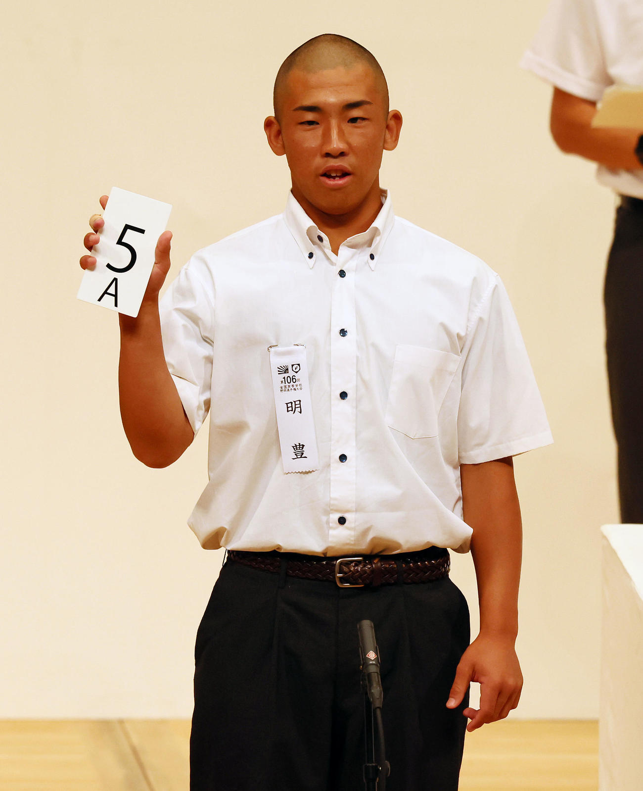 組み合わせ抽選を行う明豊・山内主将（撮影・加藤哉）