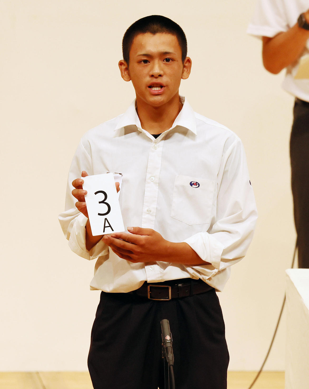 組み合わせ抽選を行う岐阜城北の富田主将（撮影・加藤哉）