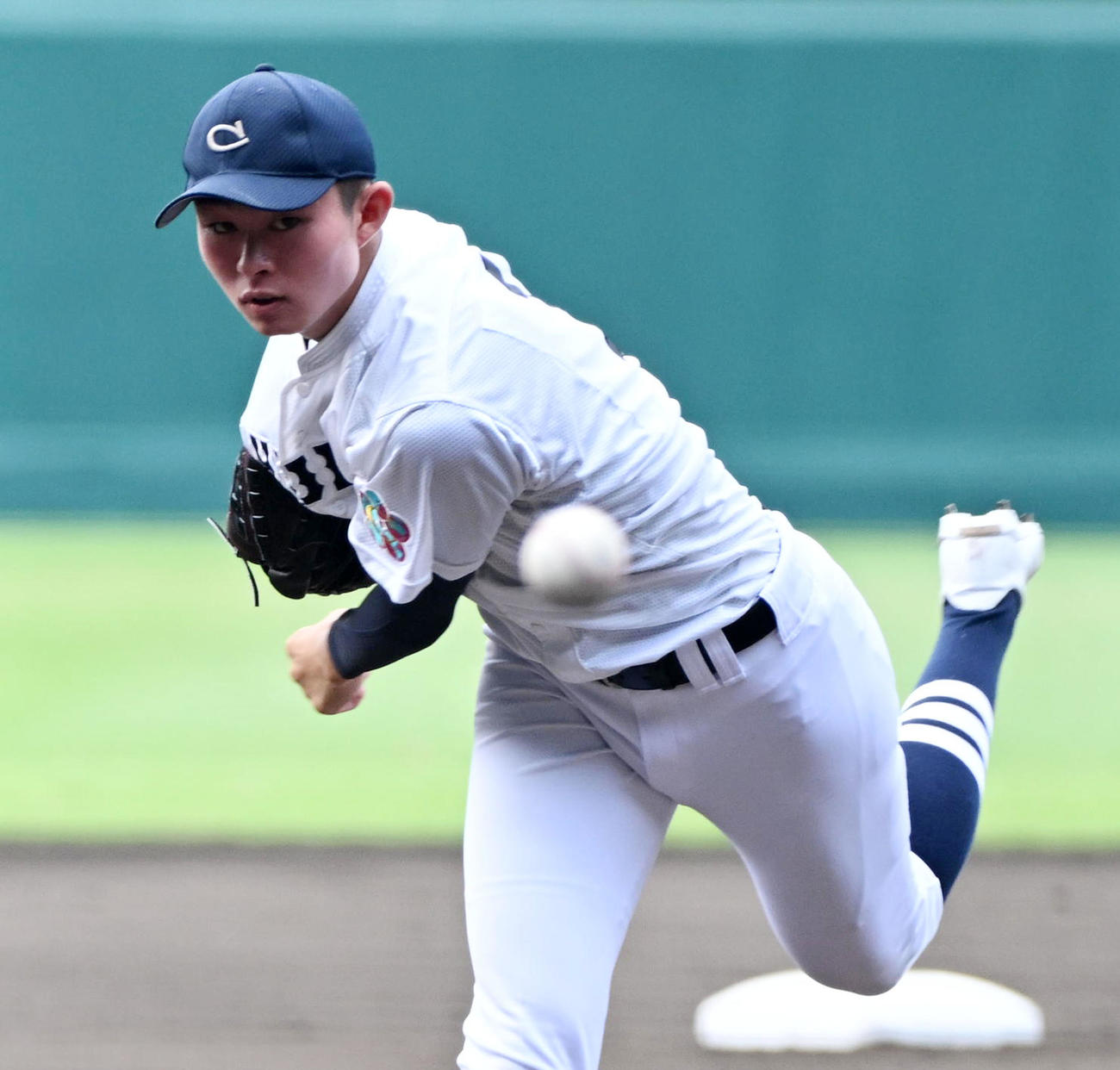 マウンドで投球練習を行うす中京大中京・中井（撮影・前岡正明）