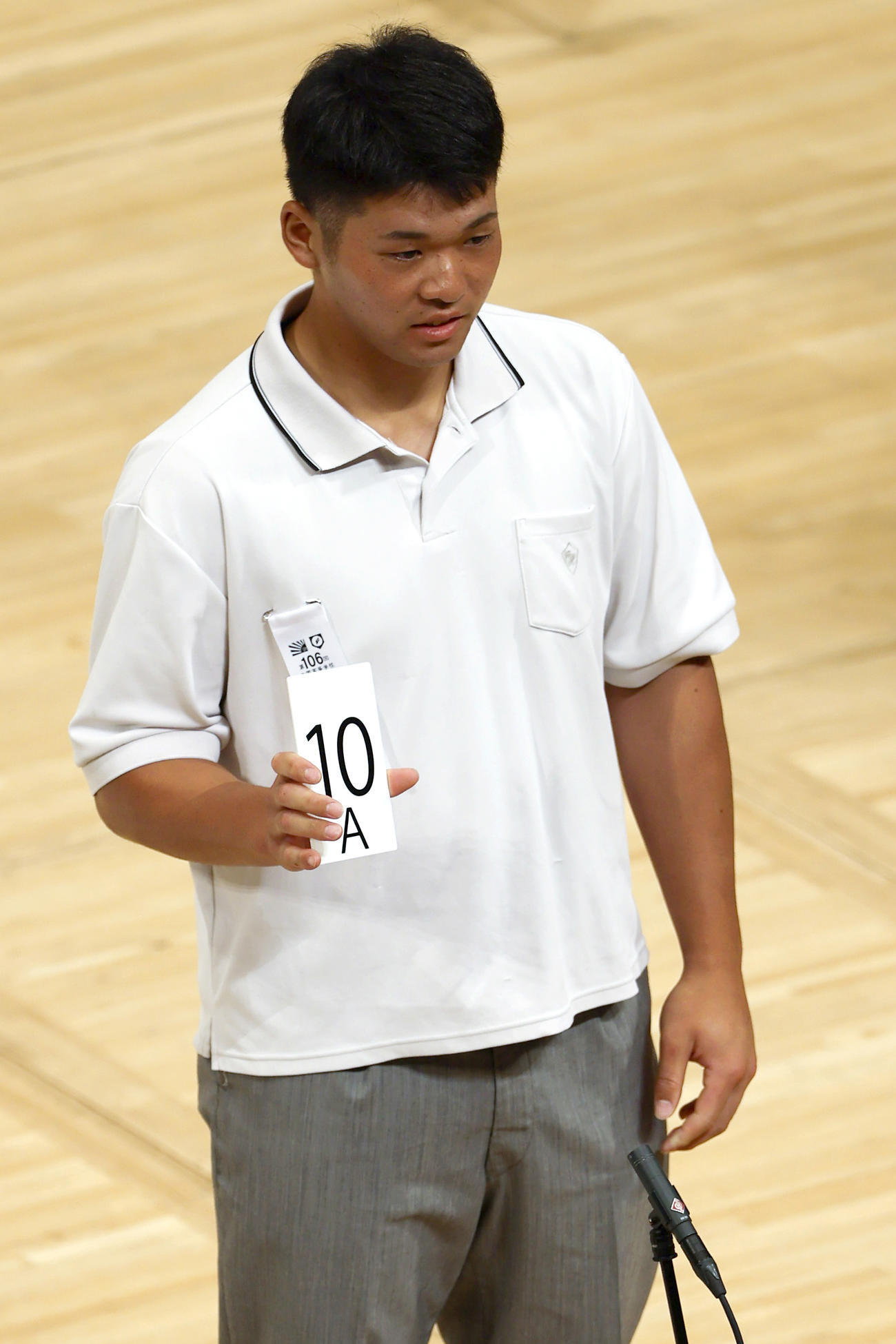 組み合わせ抽選で番号を発表する中京大中京・杉浦主将（撮影・上山淳一）
