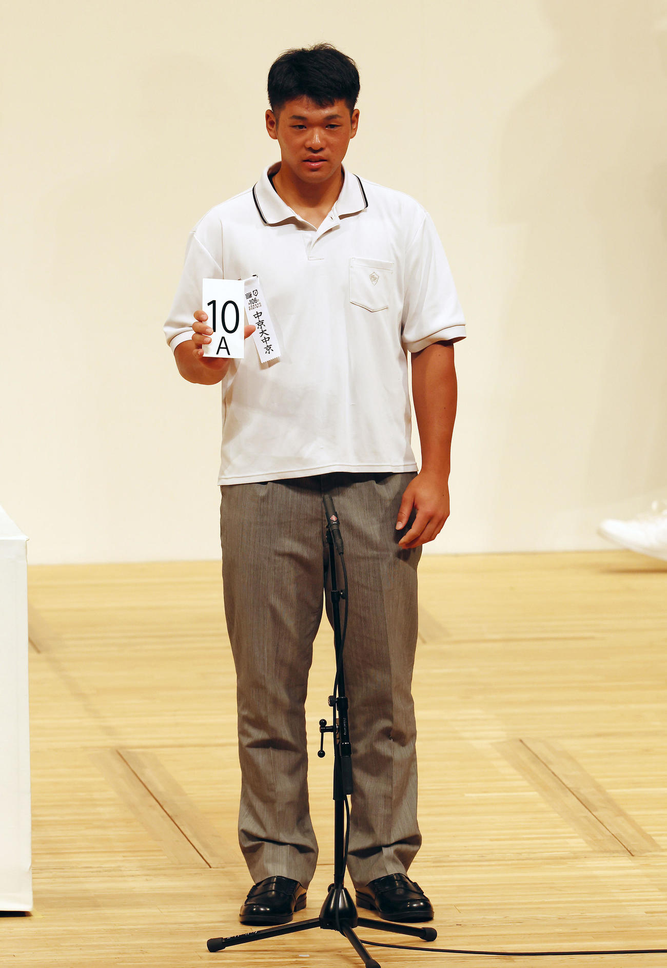 組み合わせ抽選を行う中京大中京の杉浦主将（撮影・加藤哉）