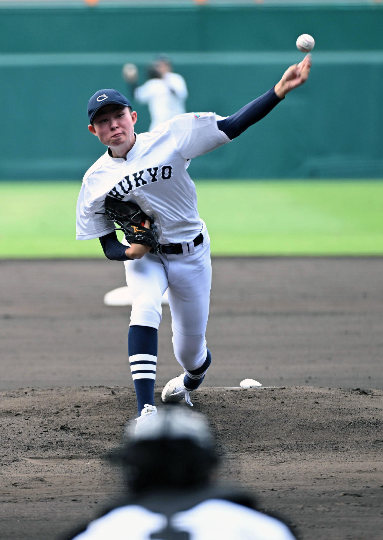 マウンドで投球練習を行うす中京大中京・中井（撮影・前岡正明）