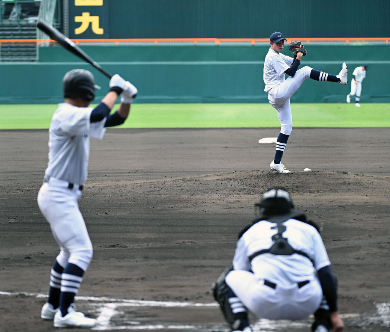 打者を立たせマウンドで投球練習を行うす中京大中京・中井（撮影・前岡正明）