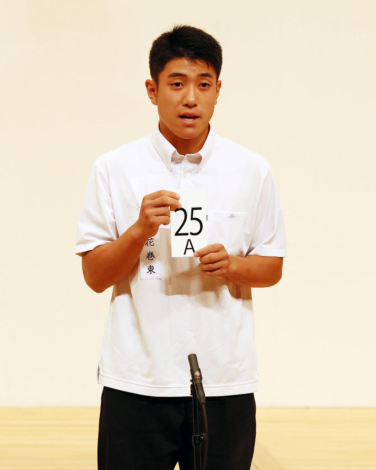 組み合わせ抽選を行う花巻東の村上主将（撮影・加藤哉）
