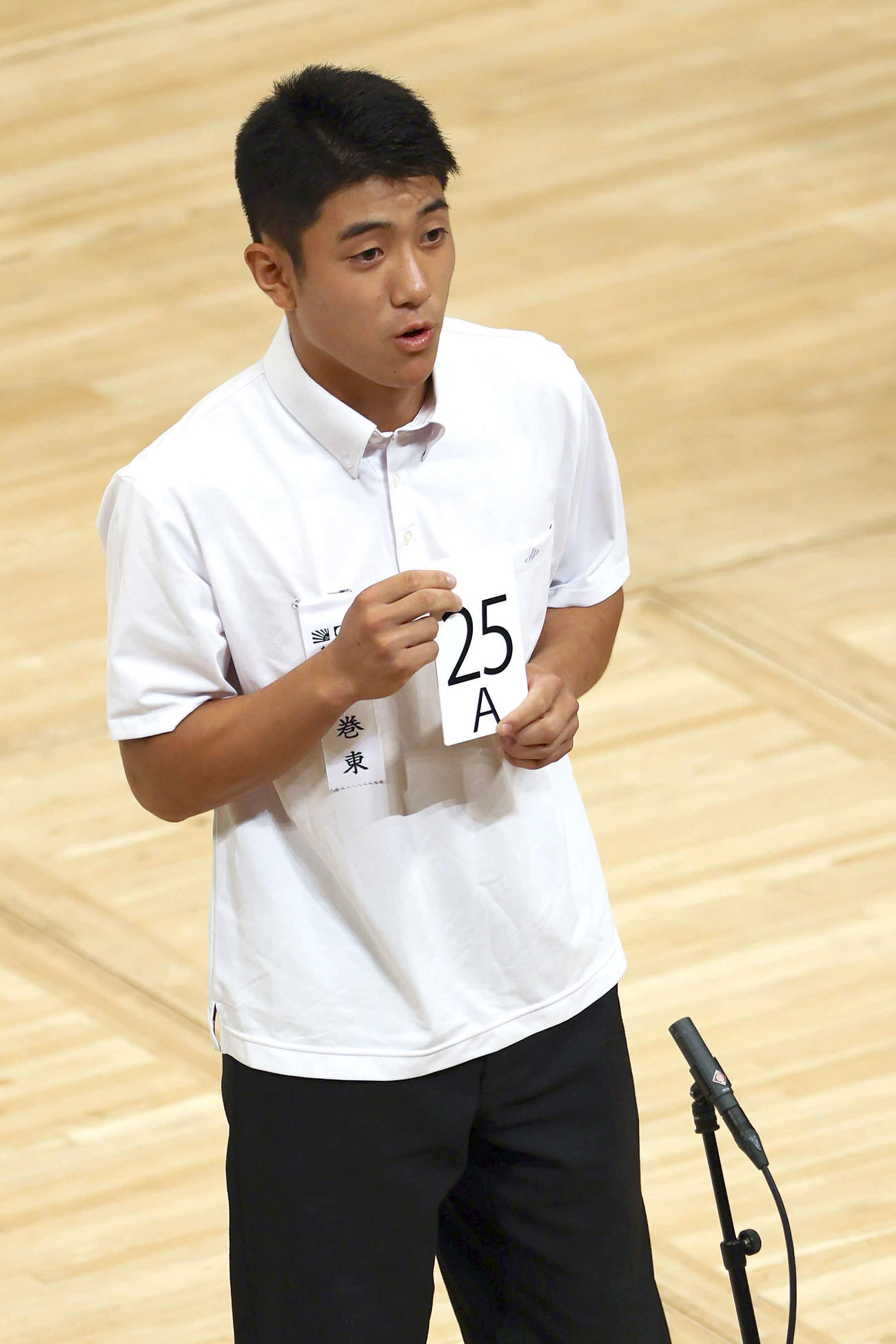 組み合わせ抽選で番号を発表する花巻東・村上主将（撮影・上山淳一）