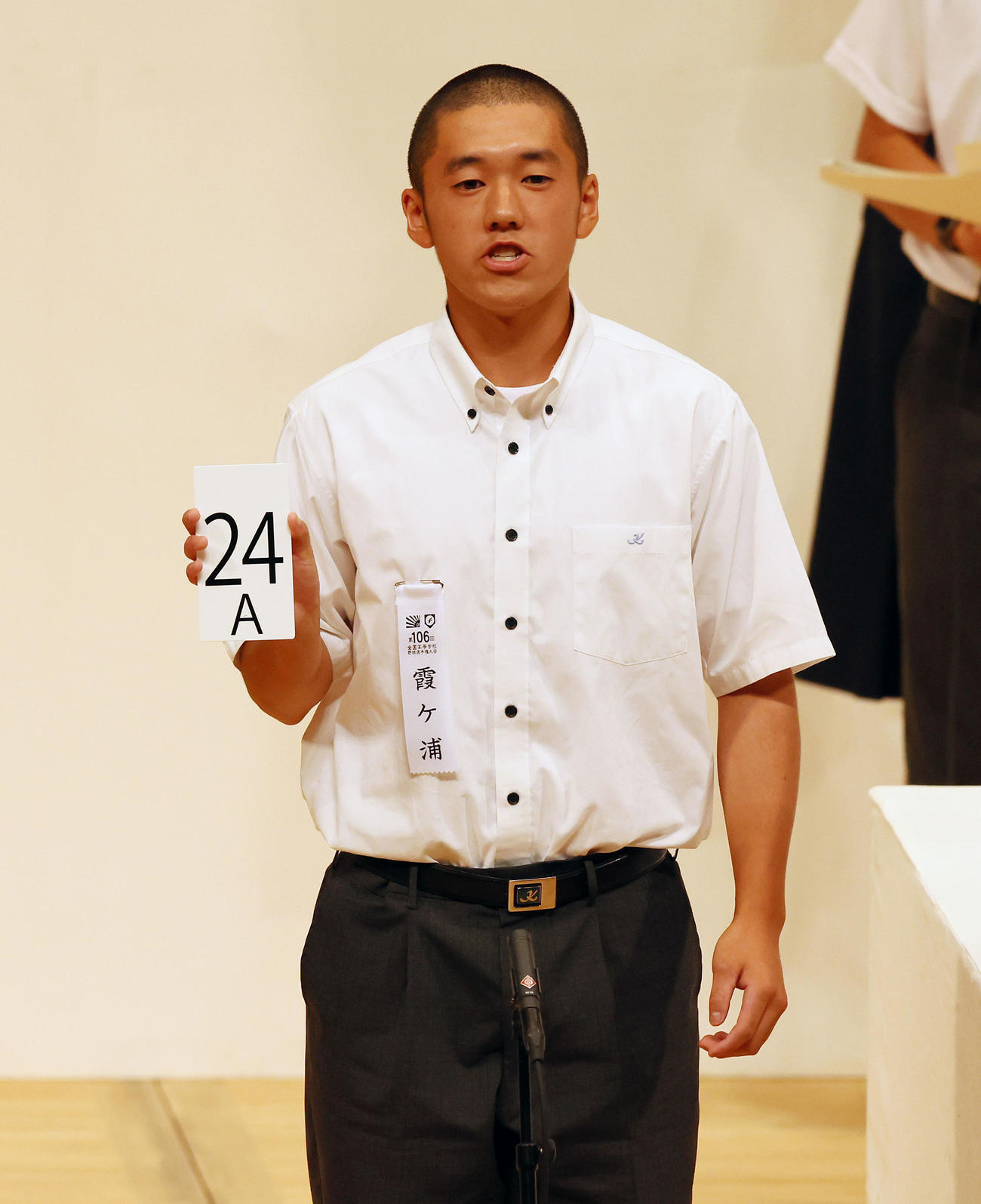 組み合わせ抽選を行う霞ケ浦の市川主将（撮影・加藤哉）
