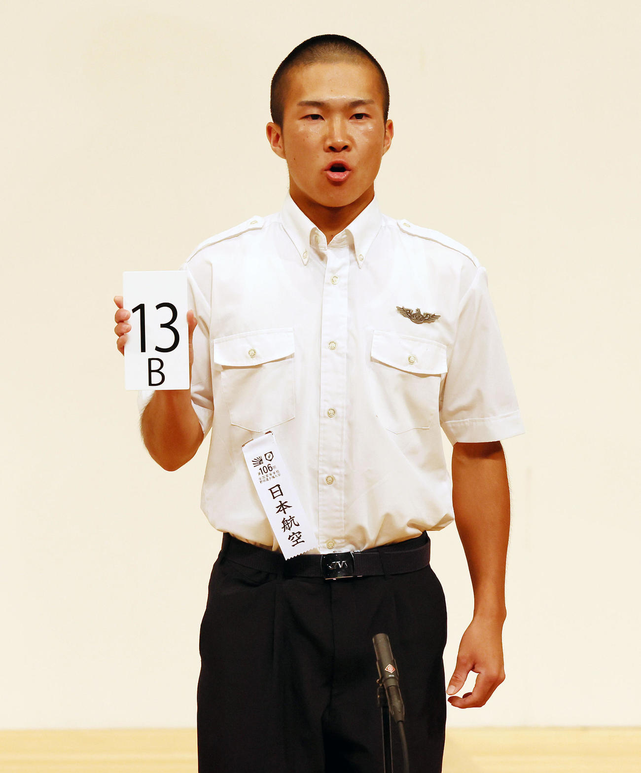 組み合わせ抽選を行う日本航空の藤森主将（撮影・加藤哉）