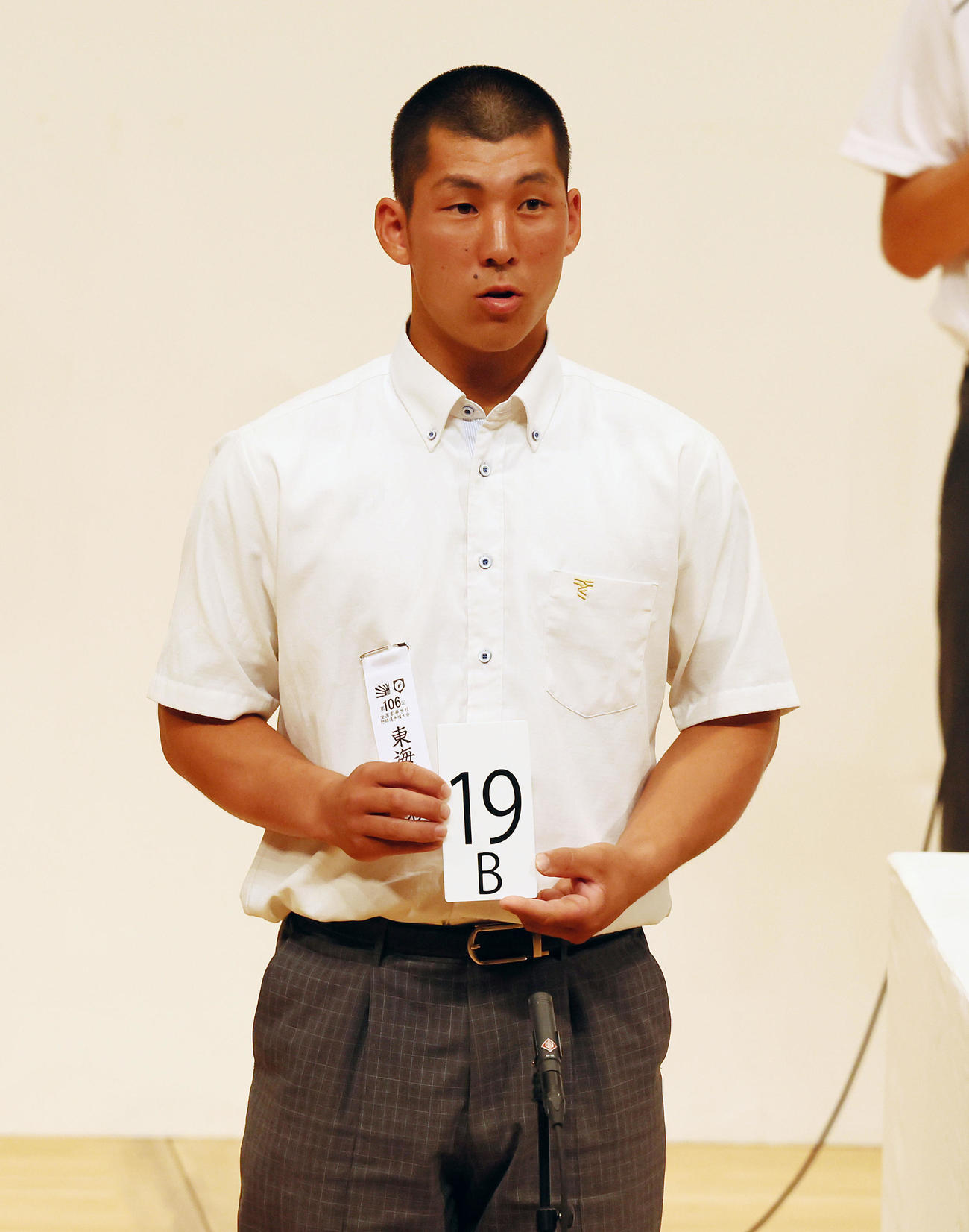 組み合わせ抽選を行う東海大相模の木村主将（撮影・加藤哉）
