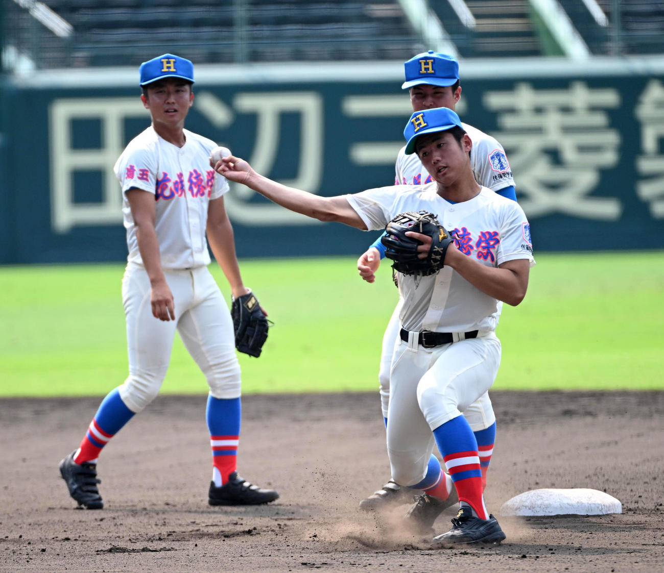 守備練習を行う花咲徳栄・石塚裕惺（撮影・前岡正明）