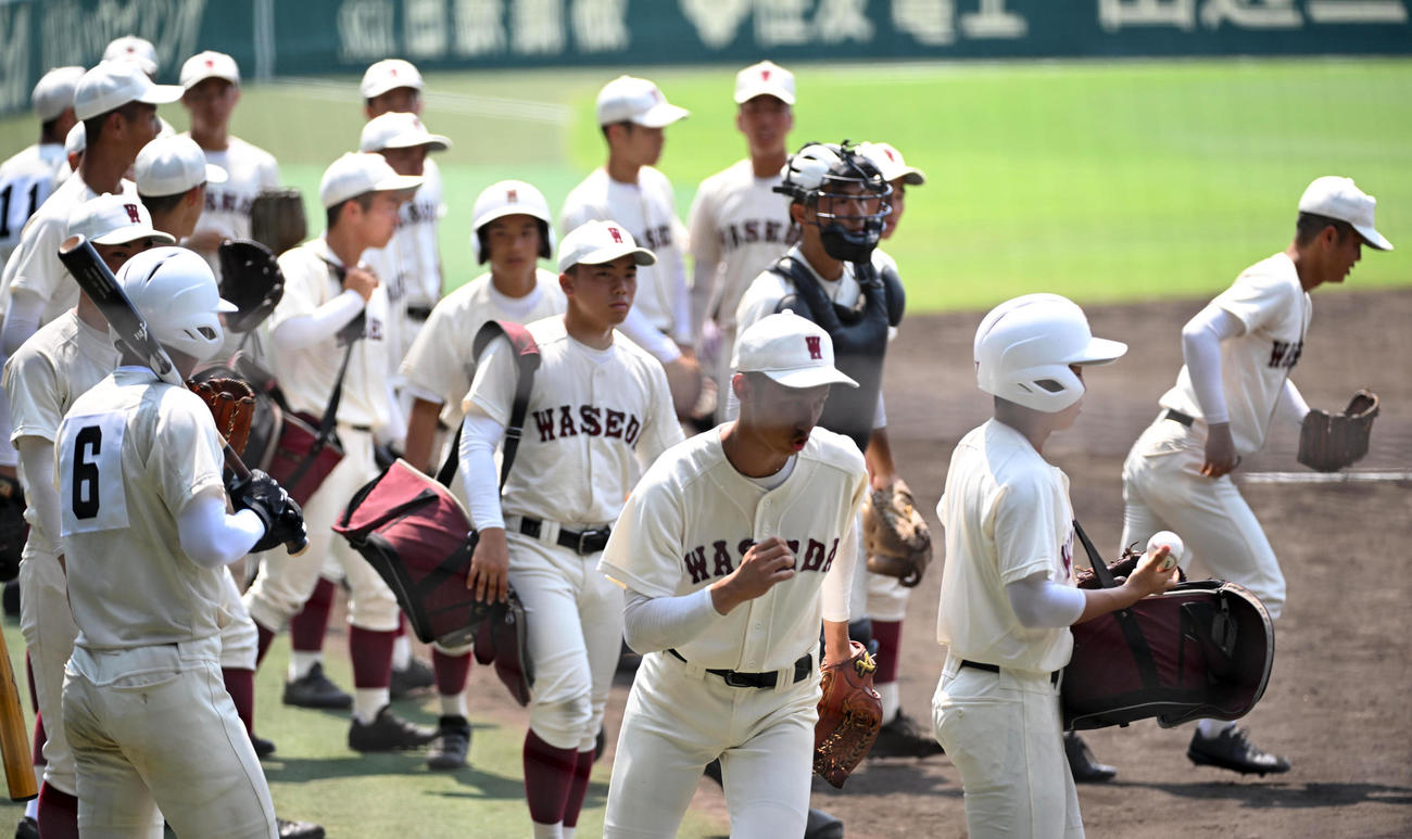 練習を開始する早実ナイン（撮影・前岡正明）