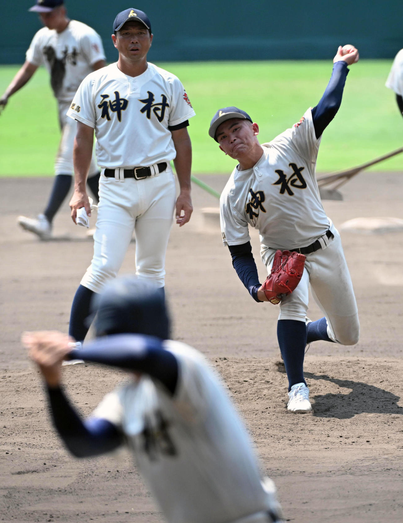 打者を立たせ投球練習を行う神村学園・今村（撮影・前岡正明）