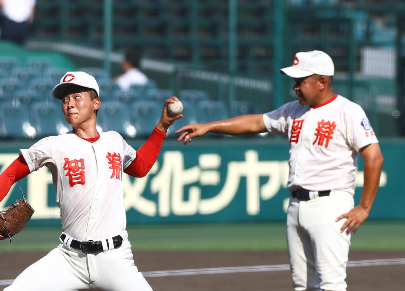 智弁学園・小坂監督（右）と甲子園のマウンドを確かめる田近楓雅（2024年8月2日撮影）