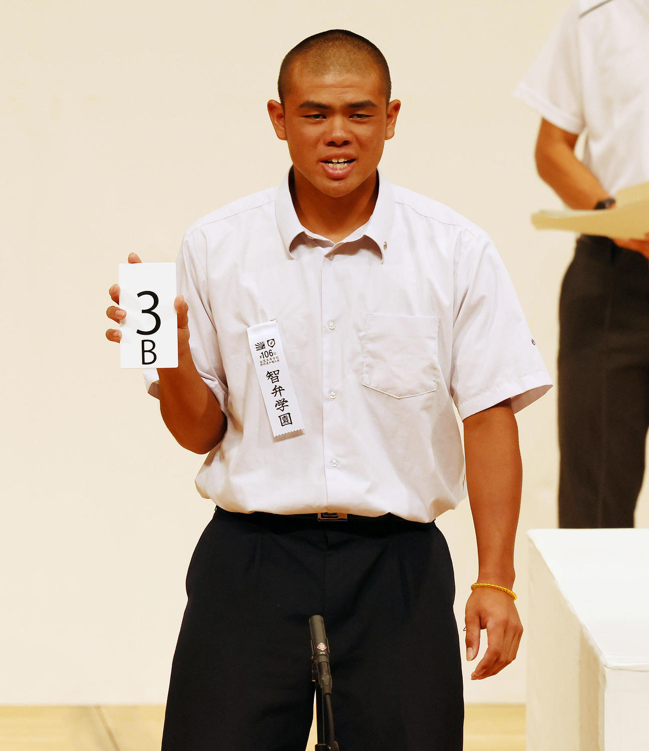 組み合わせ抽選を行う智弁学園の知花主将（撮影・加藤哉）