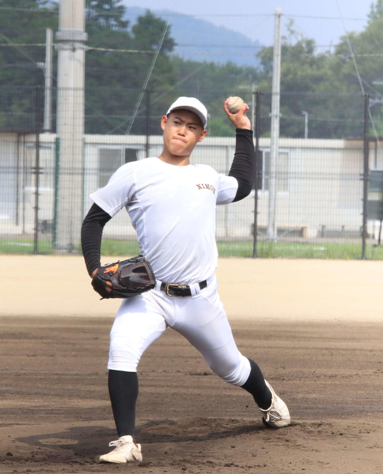 投球練習する札幌日大の小熊（撮影・保坂果那）