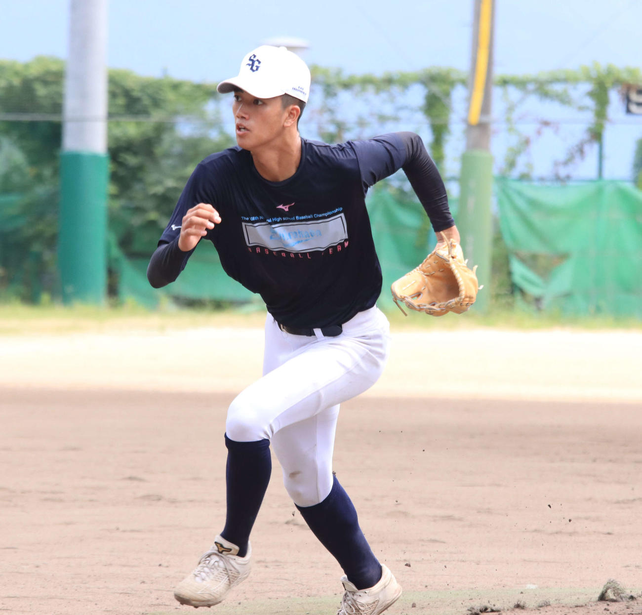 守備練習する白樺学園の半沢（撮影・保坂果那）