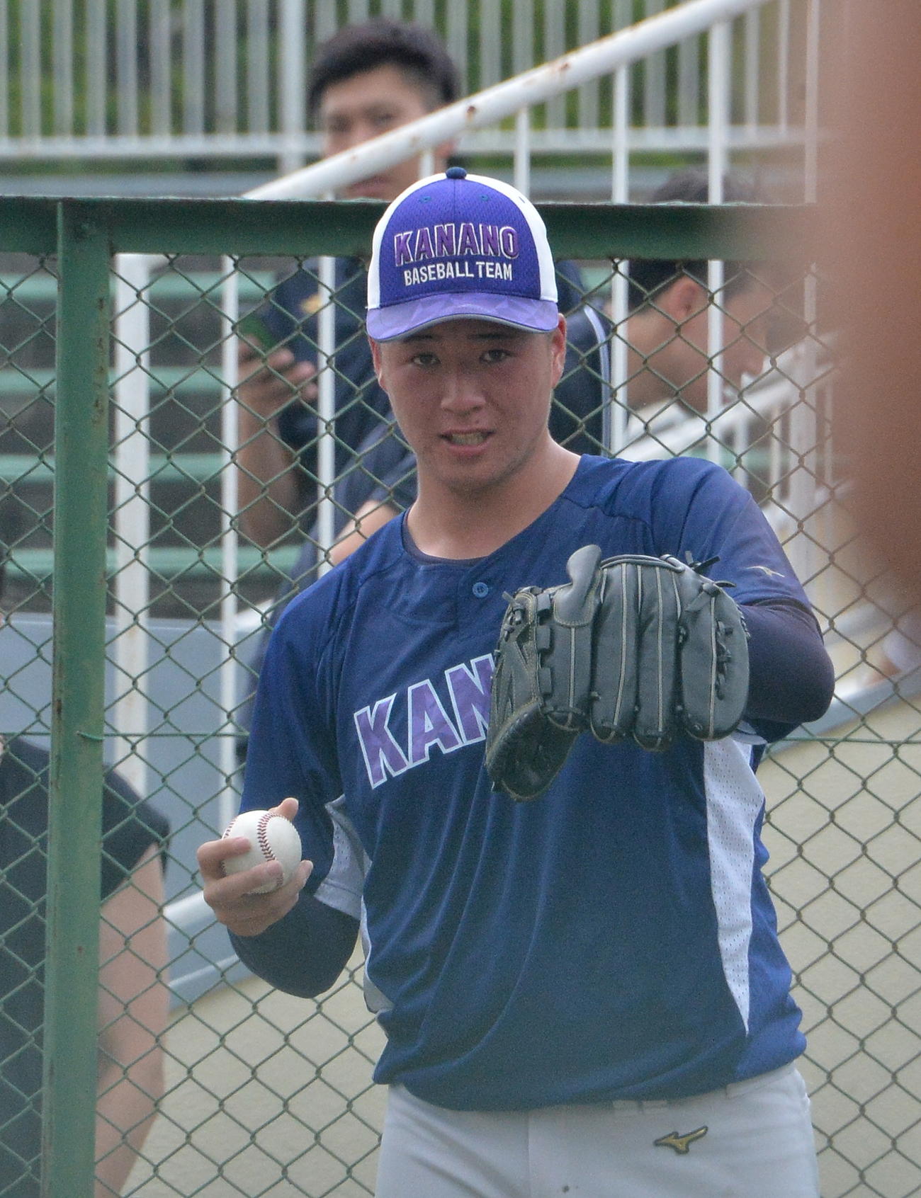 捕手とコミュニケーションを取る吉田（撮影・濱本神威）