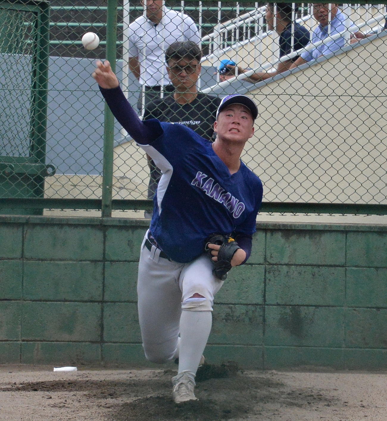 ブルペンで感覚を確かめる金足農・吉田（撮影・濱本神威）