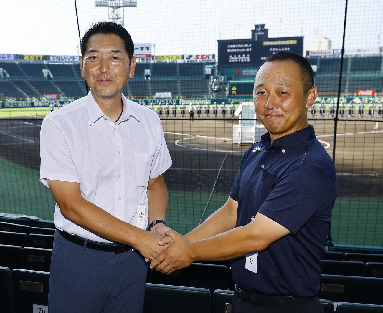 開会式のリハーサルを前に握手を交わす健大高崎・青柳監督（左）と英明・香川監督（撮影・藤尾明華）