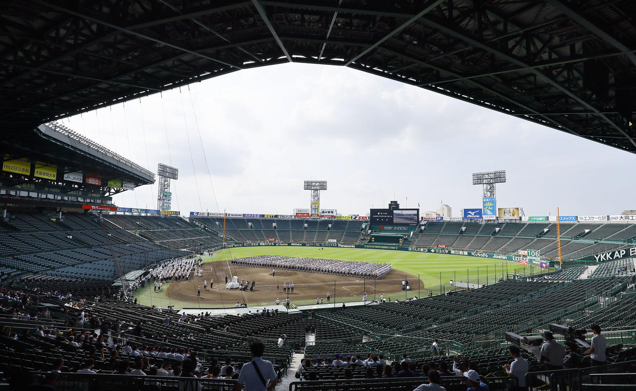高校野球甲子園大会開会式のリハーサルで行進する選手たち（撮影・藤尾明華）