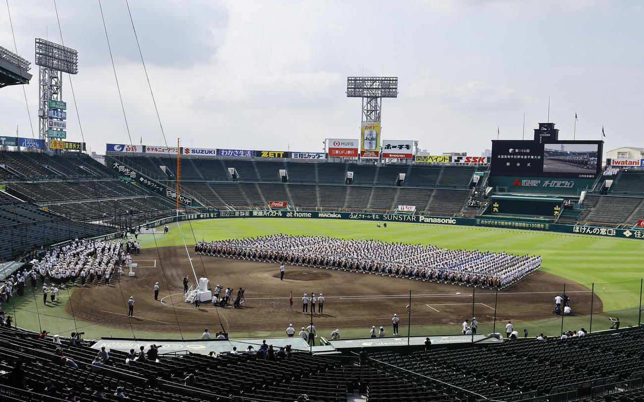 高校野球甲子園大会開会式のリハーサルで行進する選手たち（撮影・藤尾明華）