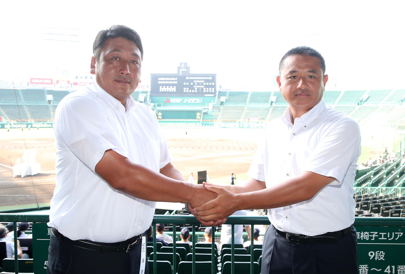 東海大相模・原監督（左）と握手する富山商・前崎監督（撮影・加藤哉）