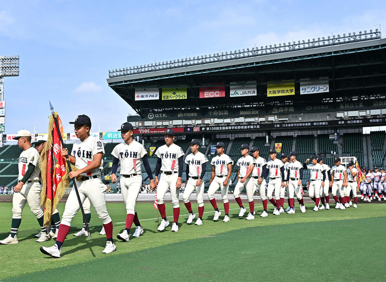 開会式リハーサルで入場する大阪桐蔭の選手たち（撮影・滝沢徹郎）