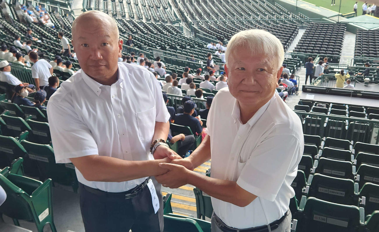 大会5日目第1試合で対戦する（左から）鳴門渦潮の森監督と早実の和泉監督（撮影・保坂淑子）