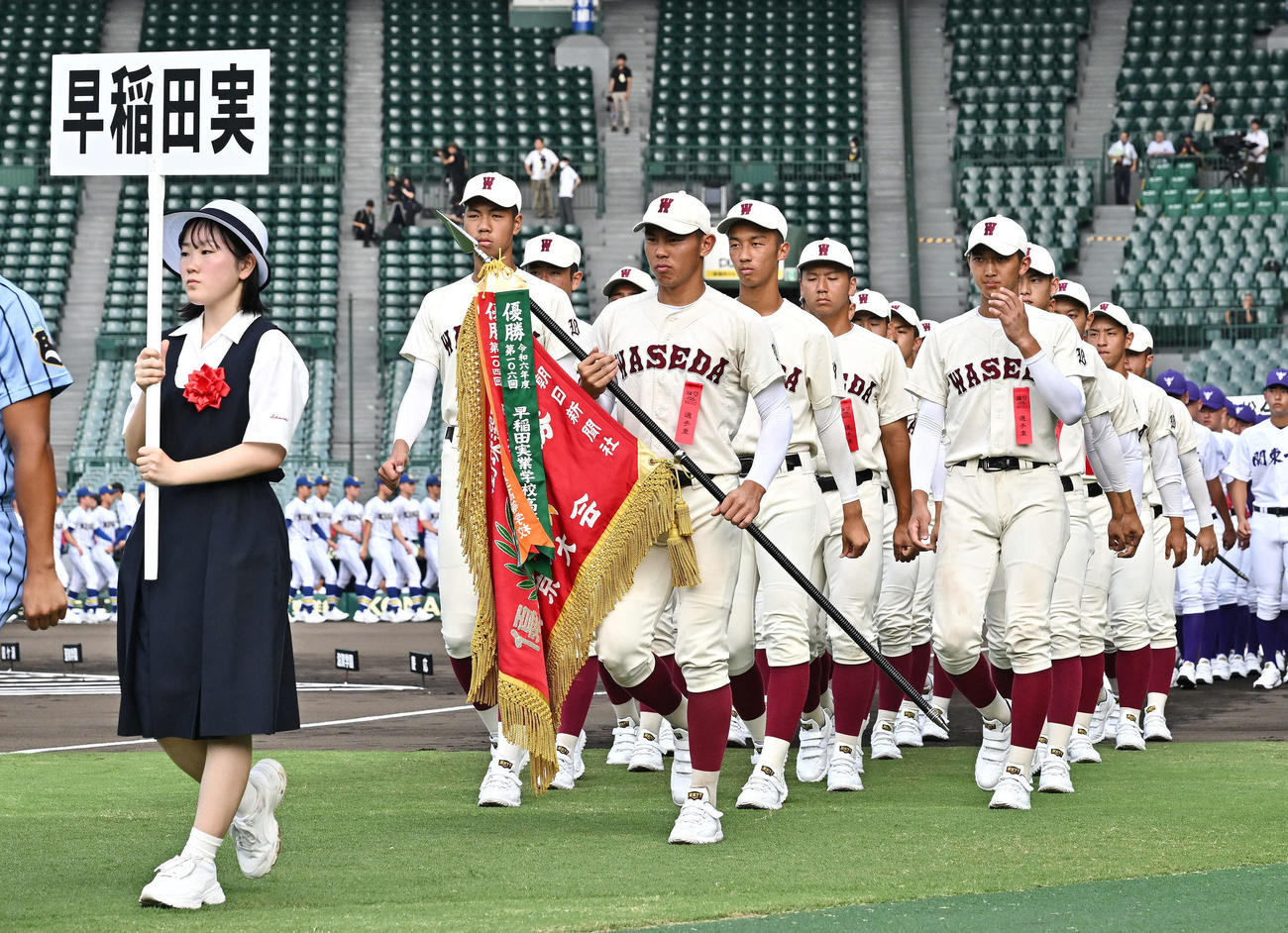 開会式リハーサルで入場する早実の選手たち（撮影・滝沢徹郎）