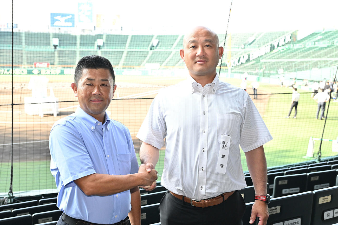 対戦を前に握手を交わす滋賀学園・山口監督（左）と有田工・梅崎監督（撮影・滝沢徹郎）