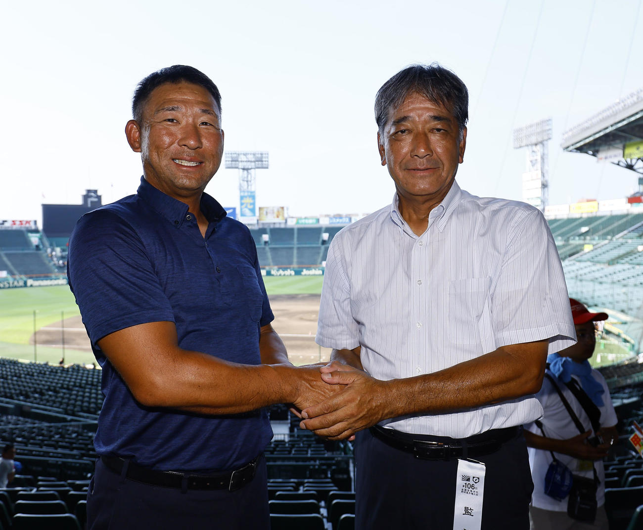 開会式のリハーサルを前に握手を交わす智弁和歌山・中谷監督（左）と霞ヶ浦・高橋監督（撮影・藤尾明華）